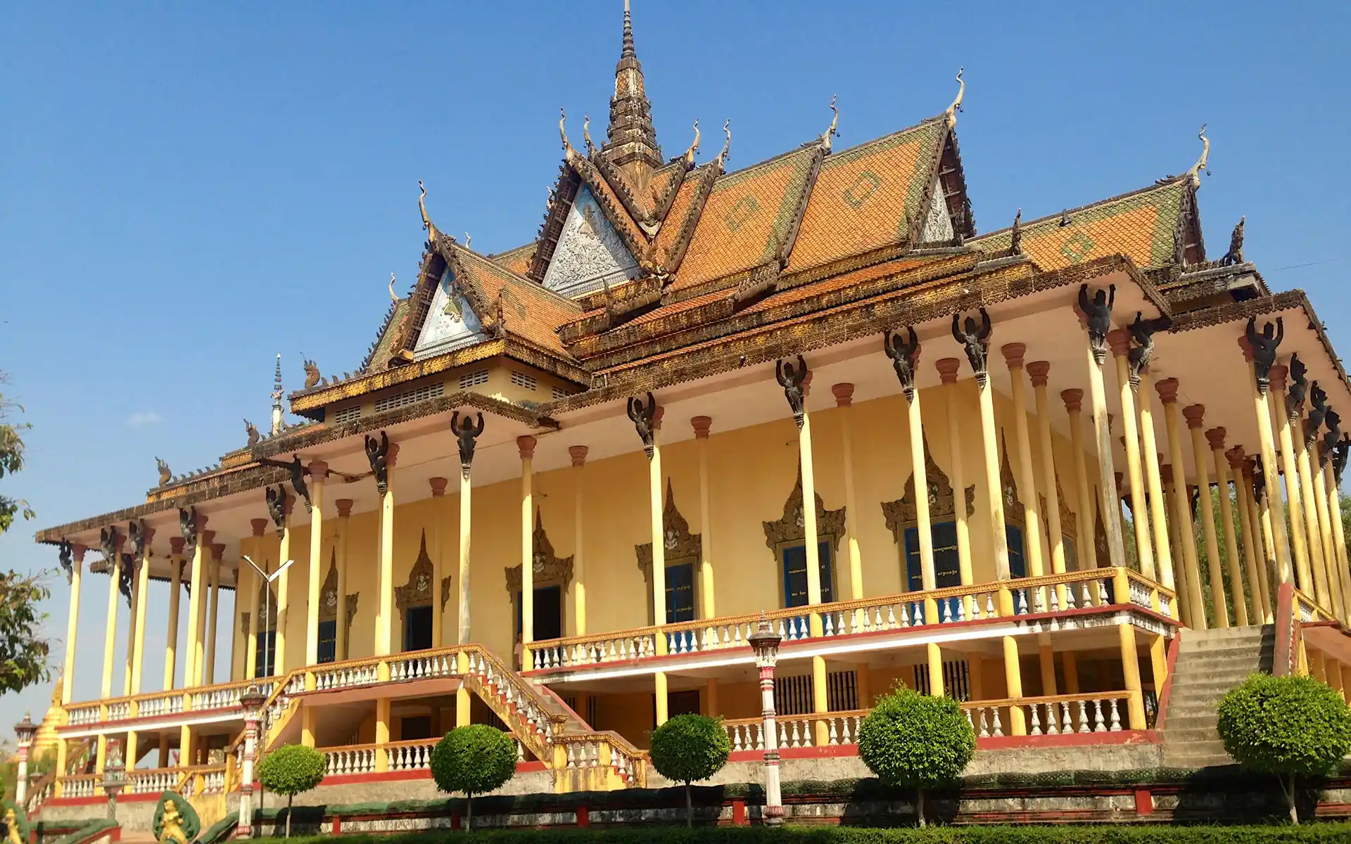 The Magnificent 100 Pillars Pagoda - A Masterpiece of Buddhist Architecture
